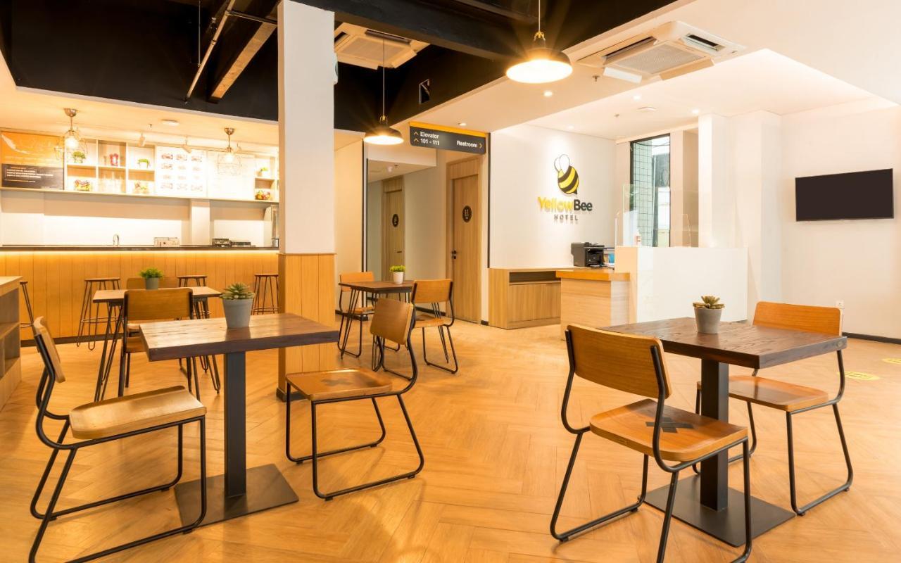 Yellow Bee Tanah Abang Джакарта Екстериор снимка