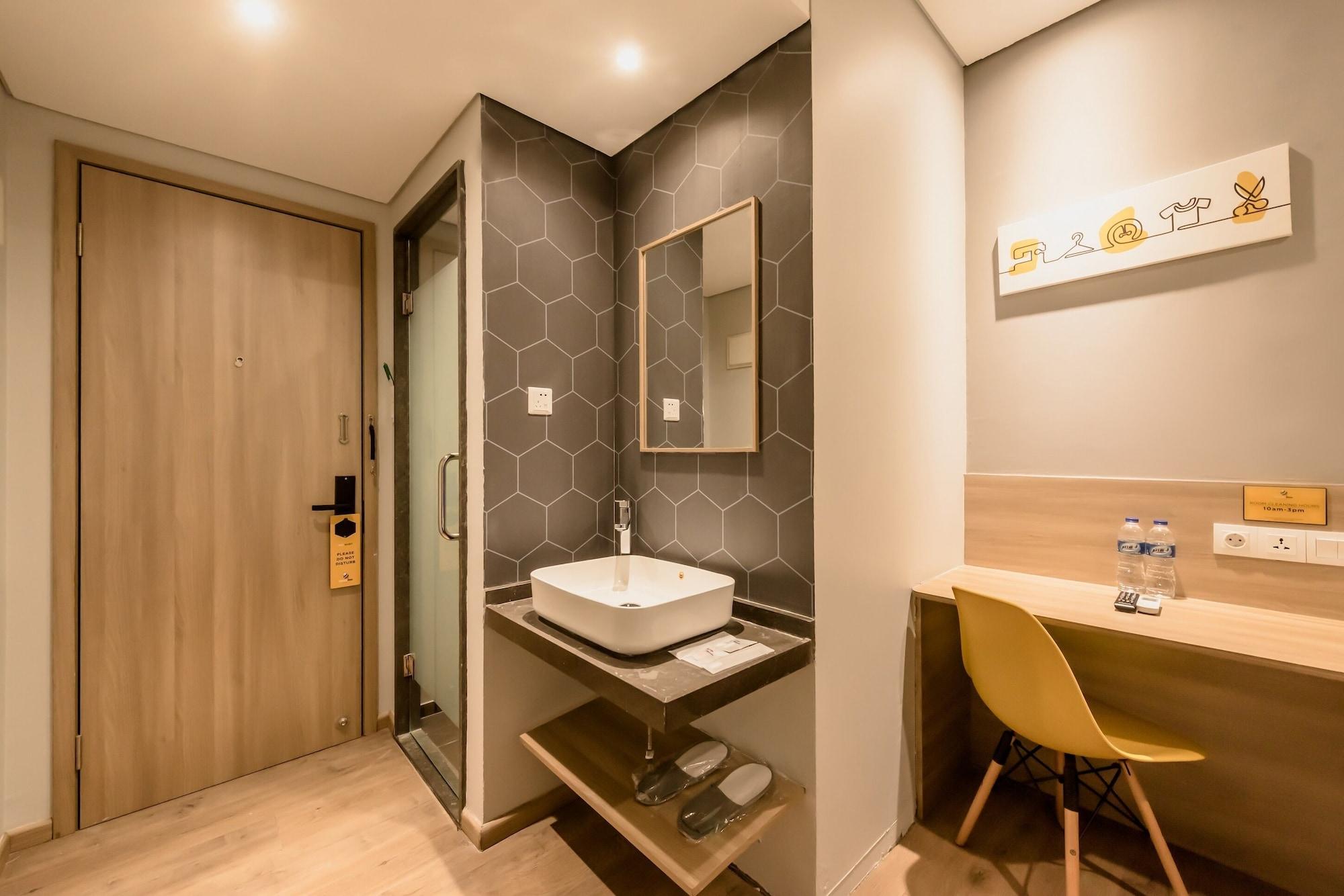 Yellow Bee Tanah Abang Джакарта Екстериор снимка