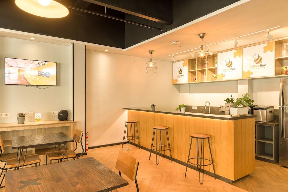 Yellow Bee Tanah Abang Джакарта Екстериор снимка