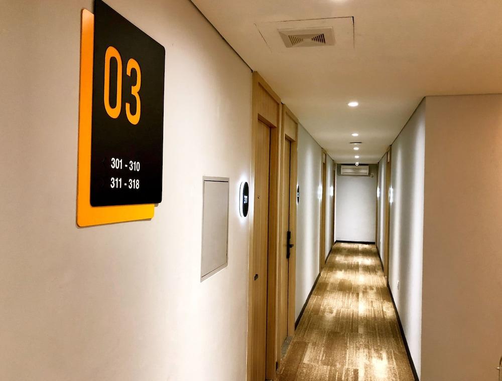 Yellow Bee Tanah Abang Джакарта Екстериор снимка
